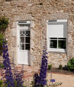 Volet roulant blanc fermé pour protéger une fenêtre du soleil