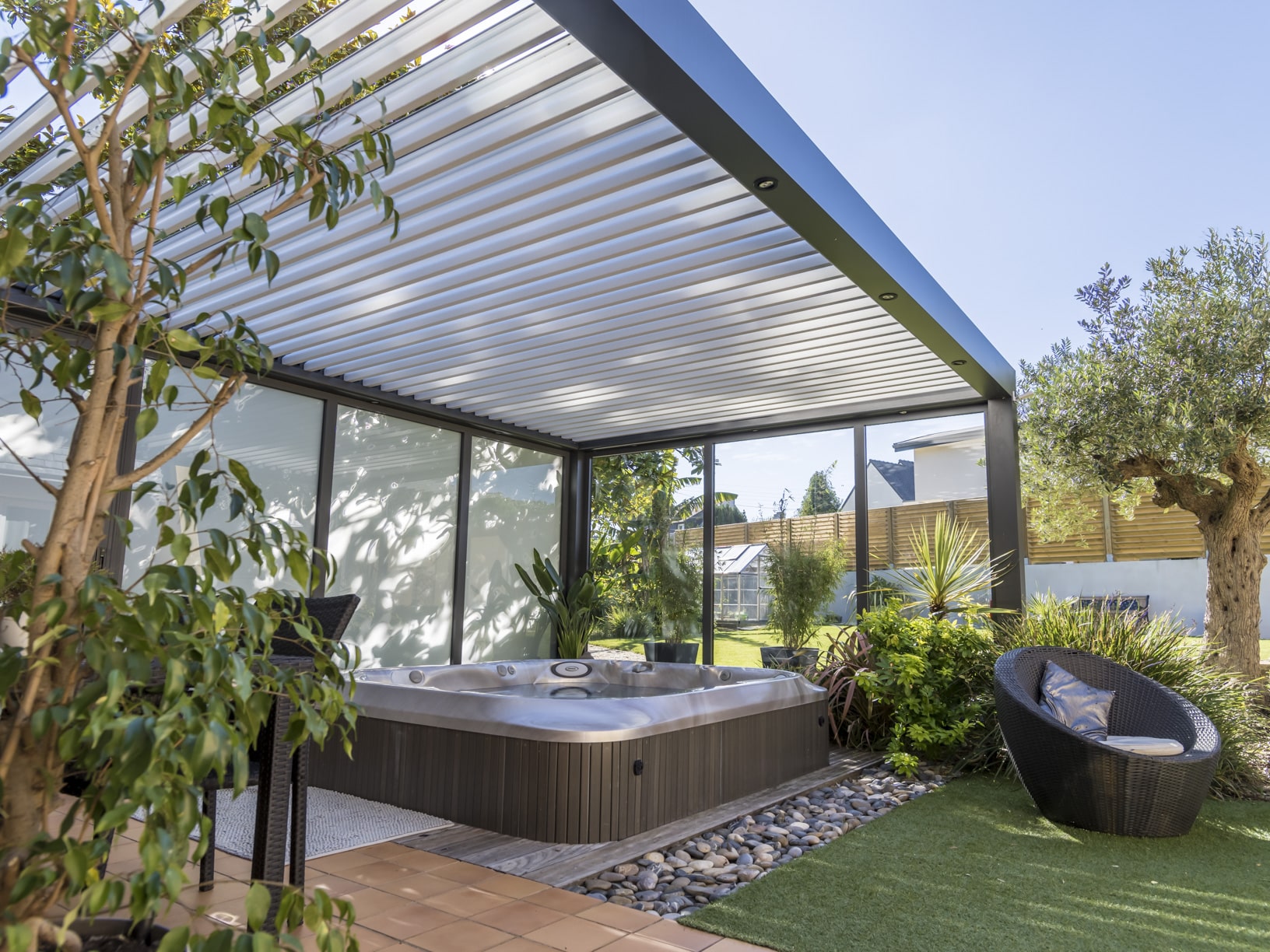 Pergola et spa Fermetures Ventoises