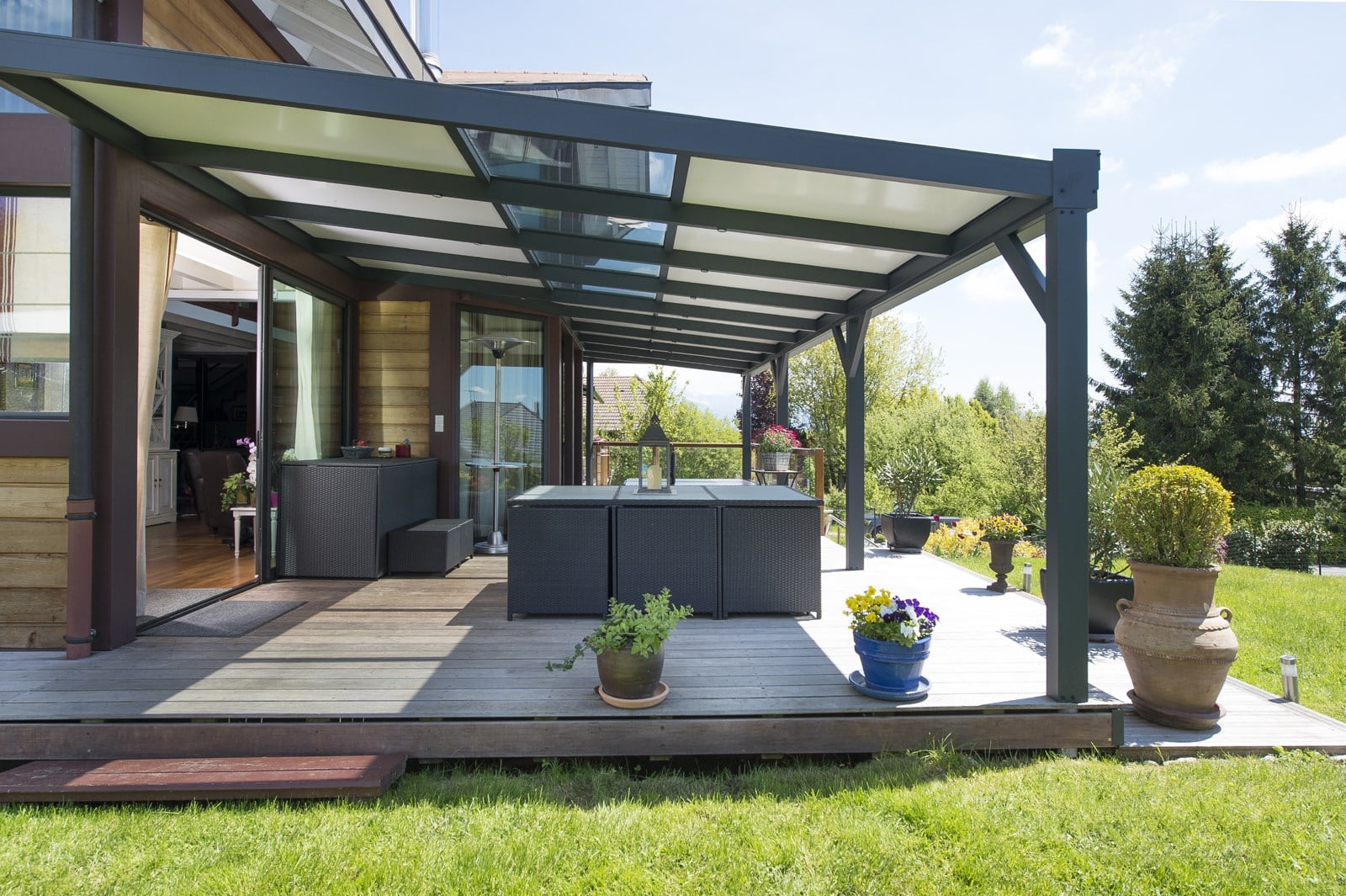 Pergola toiture mixte panneaux et vitrages Fermetures Ventoises