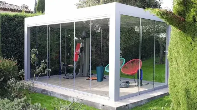 Pergola blanche vitrée