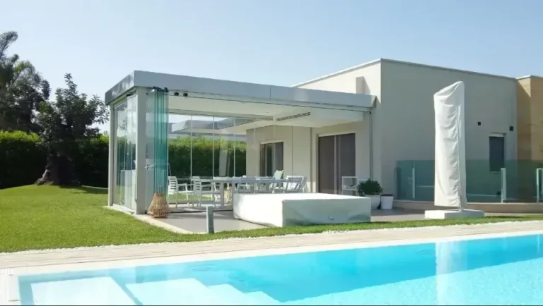 Pergola en aluminium blanche vitrée
