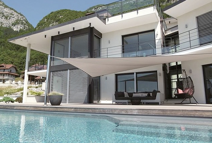 voile d'ombrage au dessus piscine
