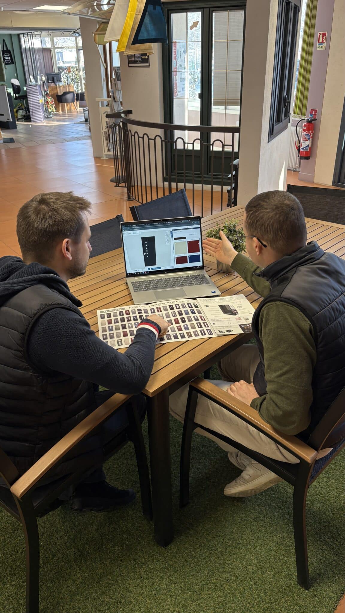 COMMERCIAL ET CLIENT QUI DEFINISSENT UN PROJET