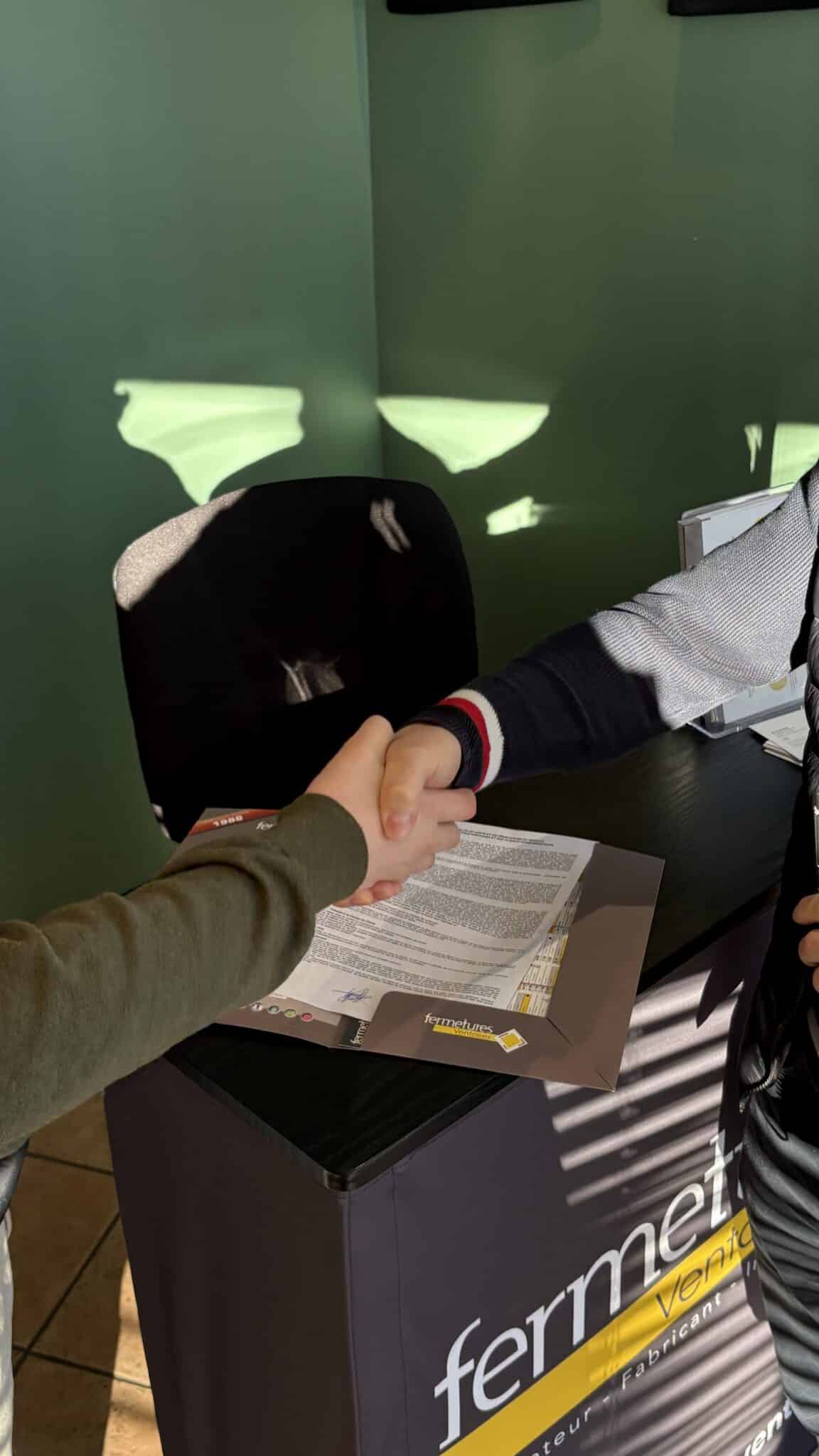 COMMERCIAL ET CLIENT QUI CONCLUENT